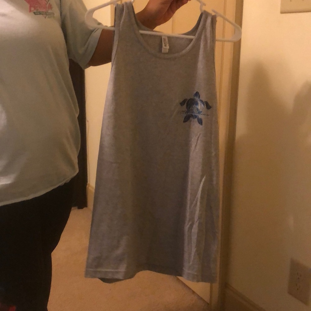 grey tank top